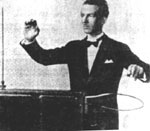 Лев Термен играет на терменвоксе в Карнеги холле в Нью-Йорке